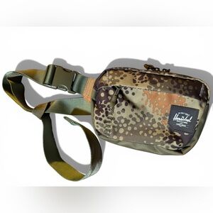 Herschel Ultralight Hip Pack 2L Camo Nylon Adjustable Strap Excellent Condition
